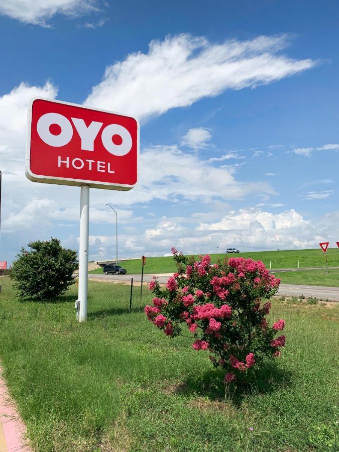 OYO Hotel Pearsall I-35 West Exteriör bild